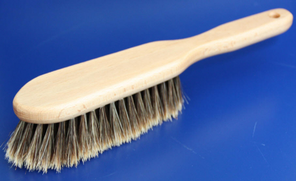 Furniture brush with splitted horsehair placement